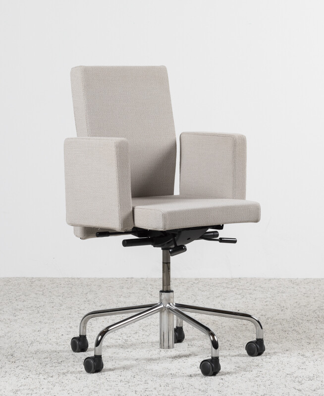 Bulo Pub&Club blends soft cushions, broad armrests, and lounge-inspired comfort for a luxurious and playful desk chair experience.